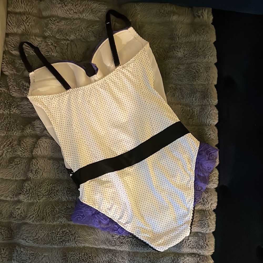 VS Luxe Euro Lace Bodysuit in Purple/B/W NWOT 34DD/M - Picture 10 of 11